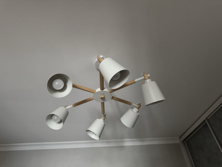 Срочно продам! Б/у белая люстра