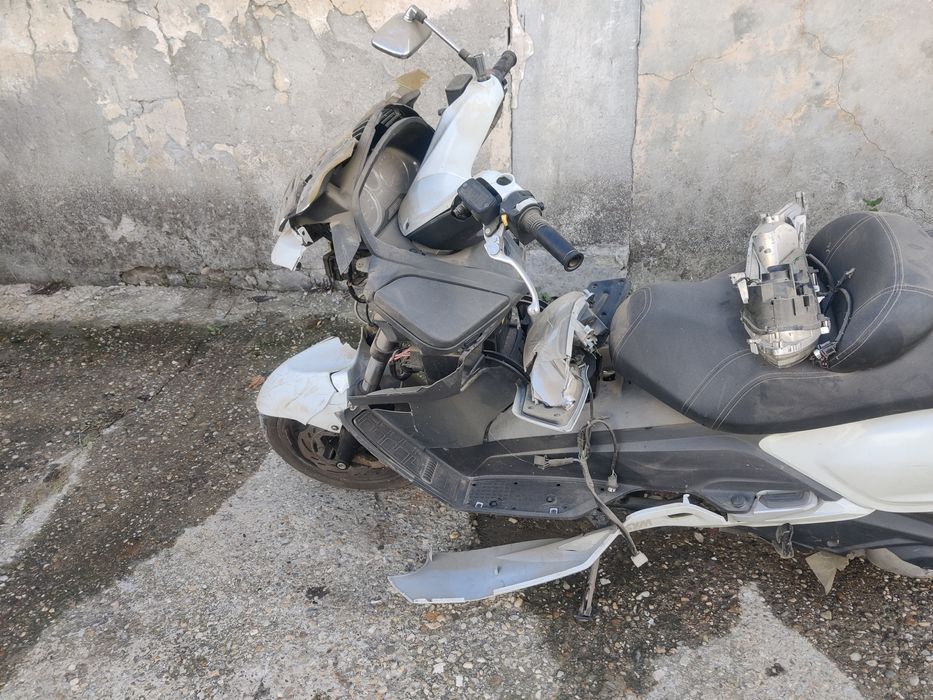 Vând scuter sym  avariat