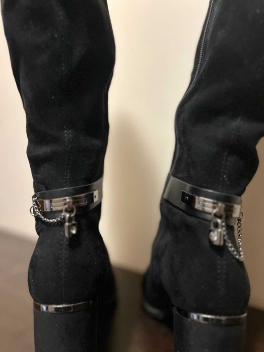 Дамски ботуши черни велур с интересен ток
