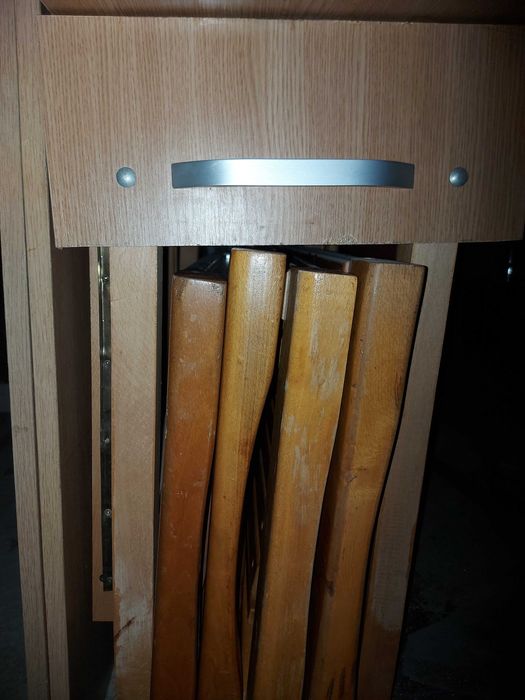Vând masă extensibilă cu 4 scaune