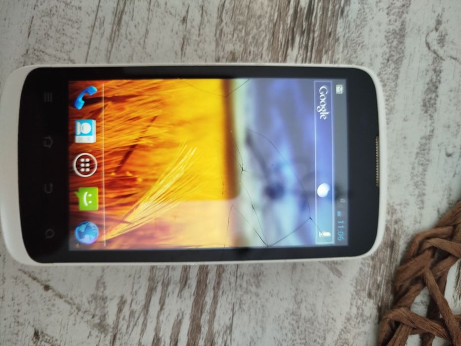 Телефонче ZTE бял