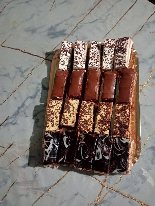 Prăjituri de vânzare