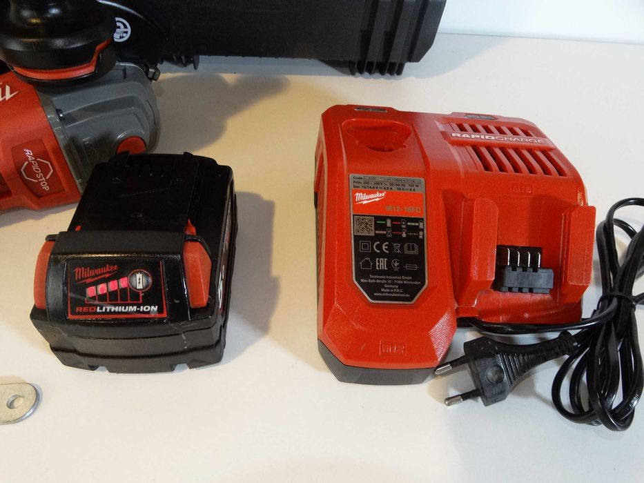 Milwaukee M18 FSAG 125 XB със 5 Ah и зарядно  - Акумулаторен ъглошлайф