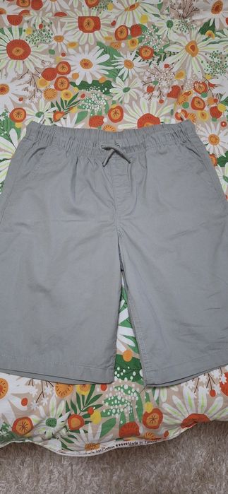 Vând pantaloni scurti copii