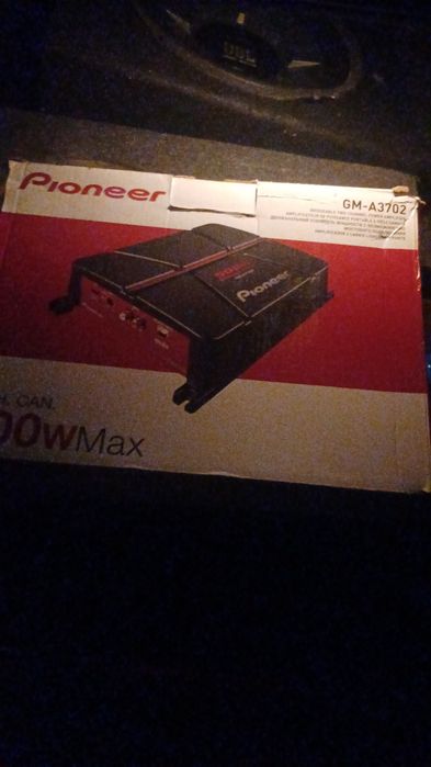 Vând două subufere auto cu tot cu stație stația e nouă și are garație