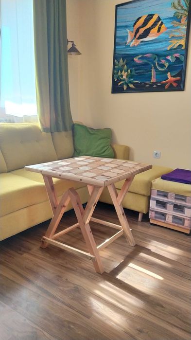 Малка маса – ръчна авторска изработка – бук/бор