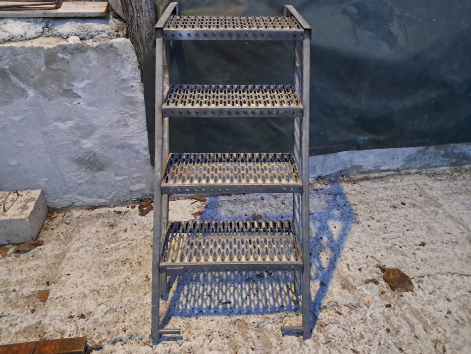 Малка стълба згаваема поцинкована от товарен бус  фургон