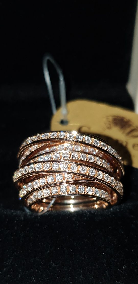 Бренд Carmen. Золотое кольцо 750 пробы с бриллиантами.