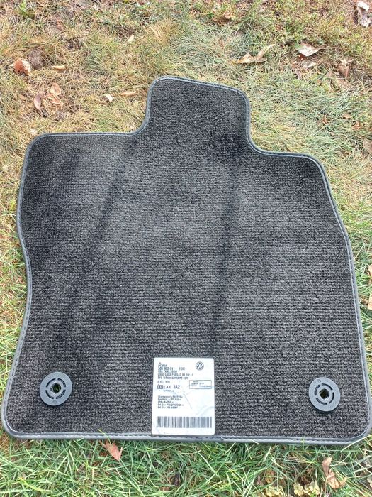 De vânzare   :Patru presuri tip (mocheta) pentru  Vw Passat  B  8