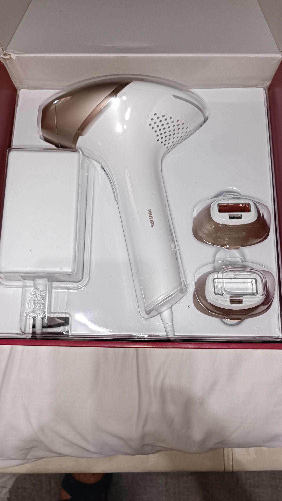 Нов фотоепилатор Philips Lumea 9000 BRI955