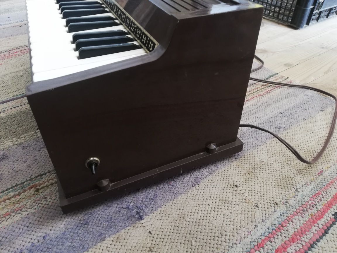 Електрически акорд орган Magnus 300 от 1960 г.