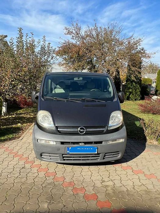 Opel Vivaro Negru