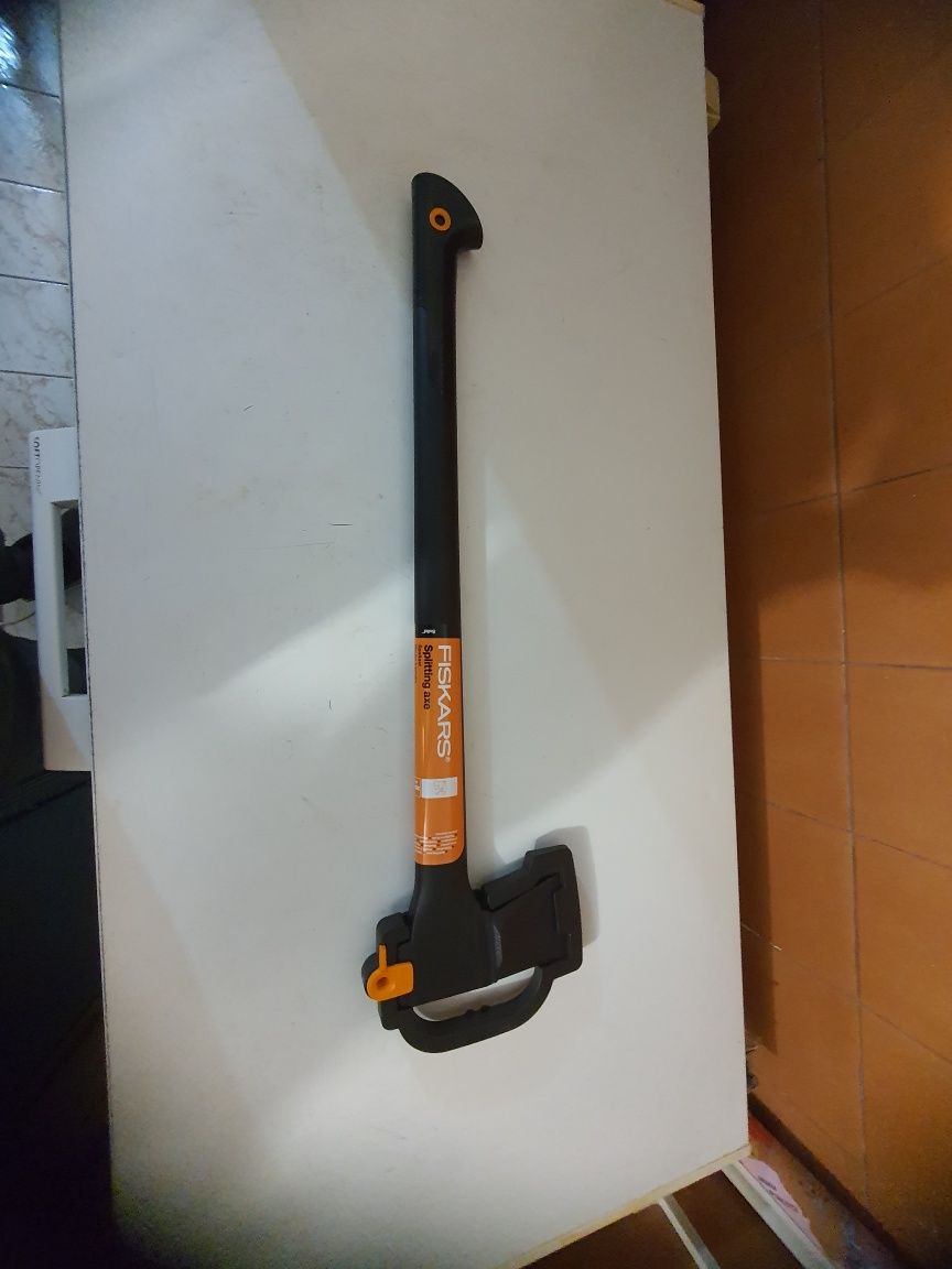 Topor Fiskars Splitting Axe varianta mai scurta