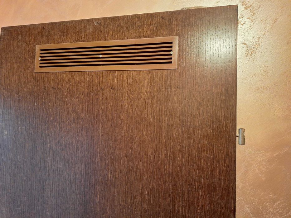 Врати за баня с каса и обков