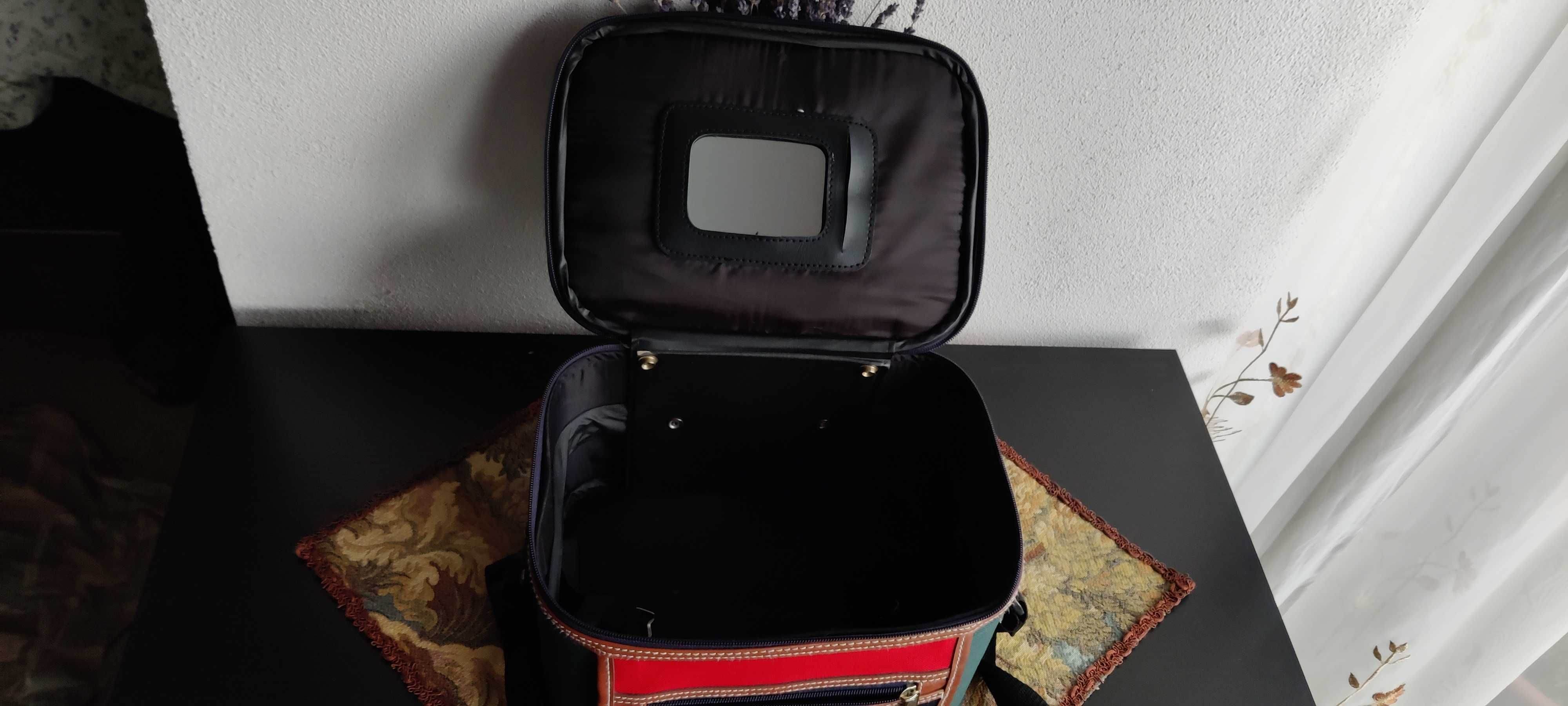 geanta cosmetice incapatoare, stare excelenta,  27 cm * 21 cm * 18 cm