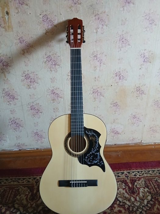 Gitara sotiladi holati zo'r