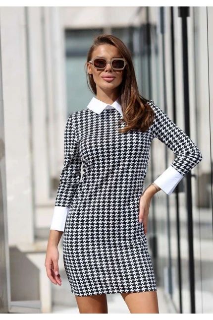 Стилна рокля с бяла яка М