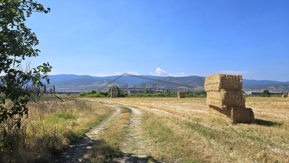 Атрактивен парцел с площ от 7902 кв.м. в кв. Беломорски