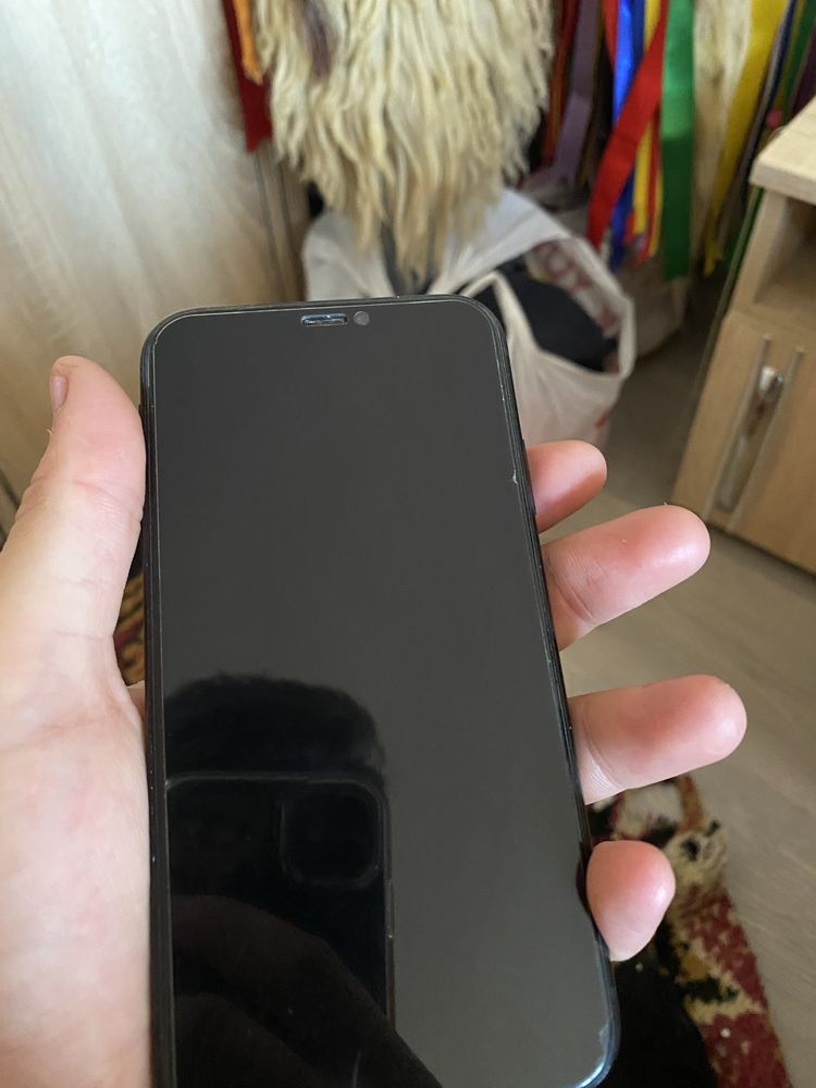 Vand iphone xr folosut ca nou