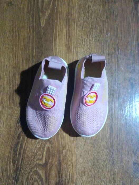 Кроссовки на девочку