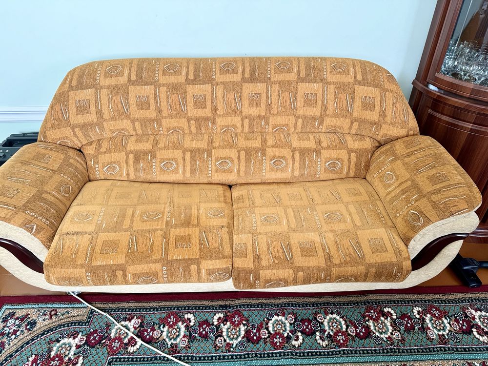 Продается диван с двумя креслами ,состояние хорошее