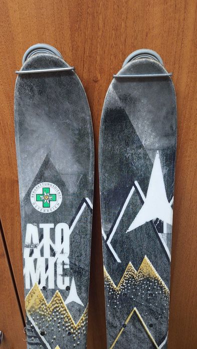 Schi tură și piei focă