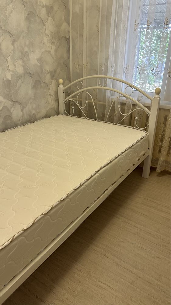 кровать с матрасом