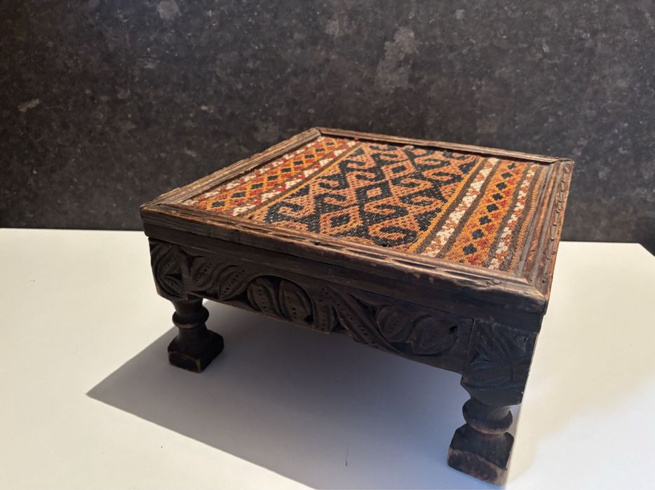 Антикварна декоративна масичка, дърворезба