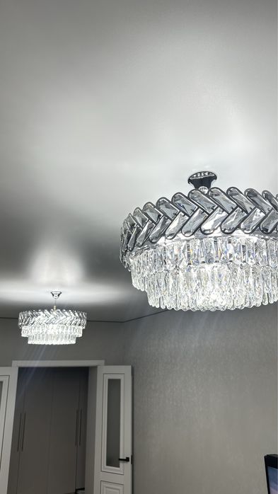 2 одинаковые люстры