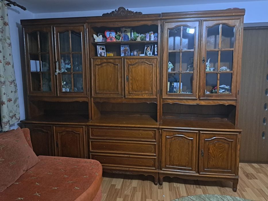Vând mobilă lemn masiv.