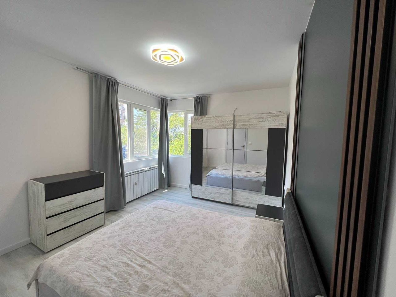 Дава се под наем Тристаен апартамент в Бургас, Лазур - 85 кв.м за 750 € - Снимка #2