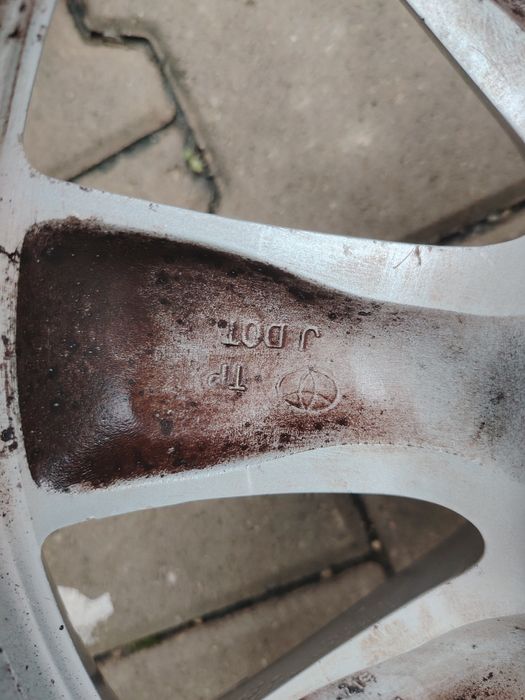 Vând jante originale Toyota pe 16