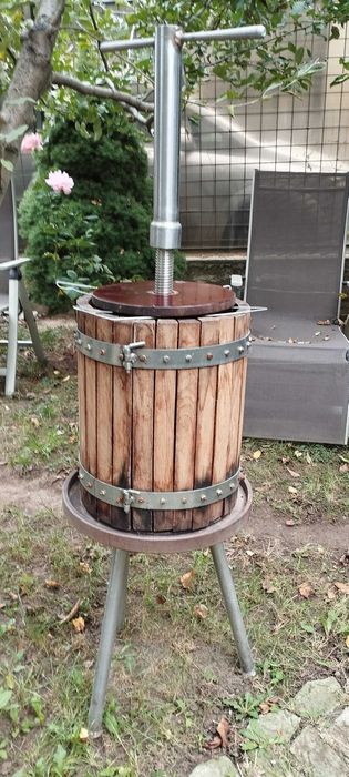 Teasc si zdrobitor manual pentru stors struguri.