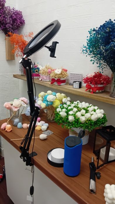 Trepied  cu prindere surub, reglare  din mai multe puncte + inel led