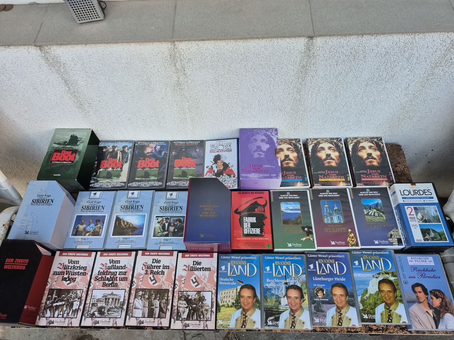 Vând 25 casete video VHS originale cu filme documentare Hitler, Razboi