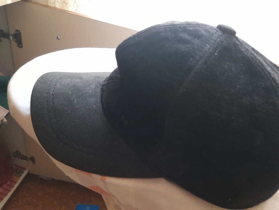 Головной убор чёрного цвета