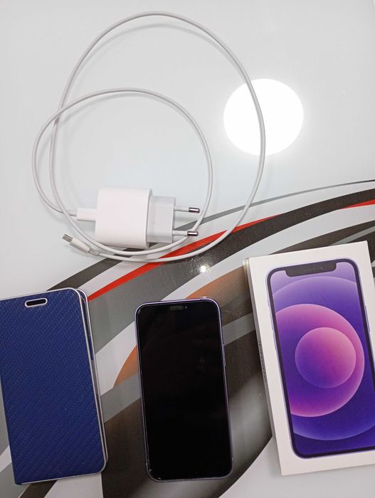 Новогодишен iPhone 12 mini