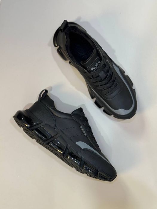 Krossovkalar kuz va qish uchun.