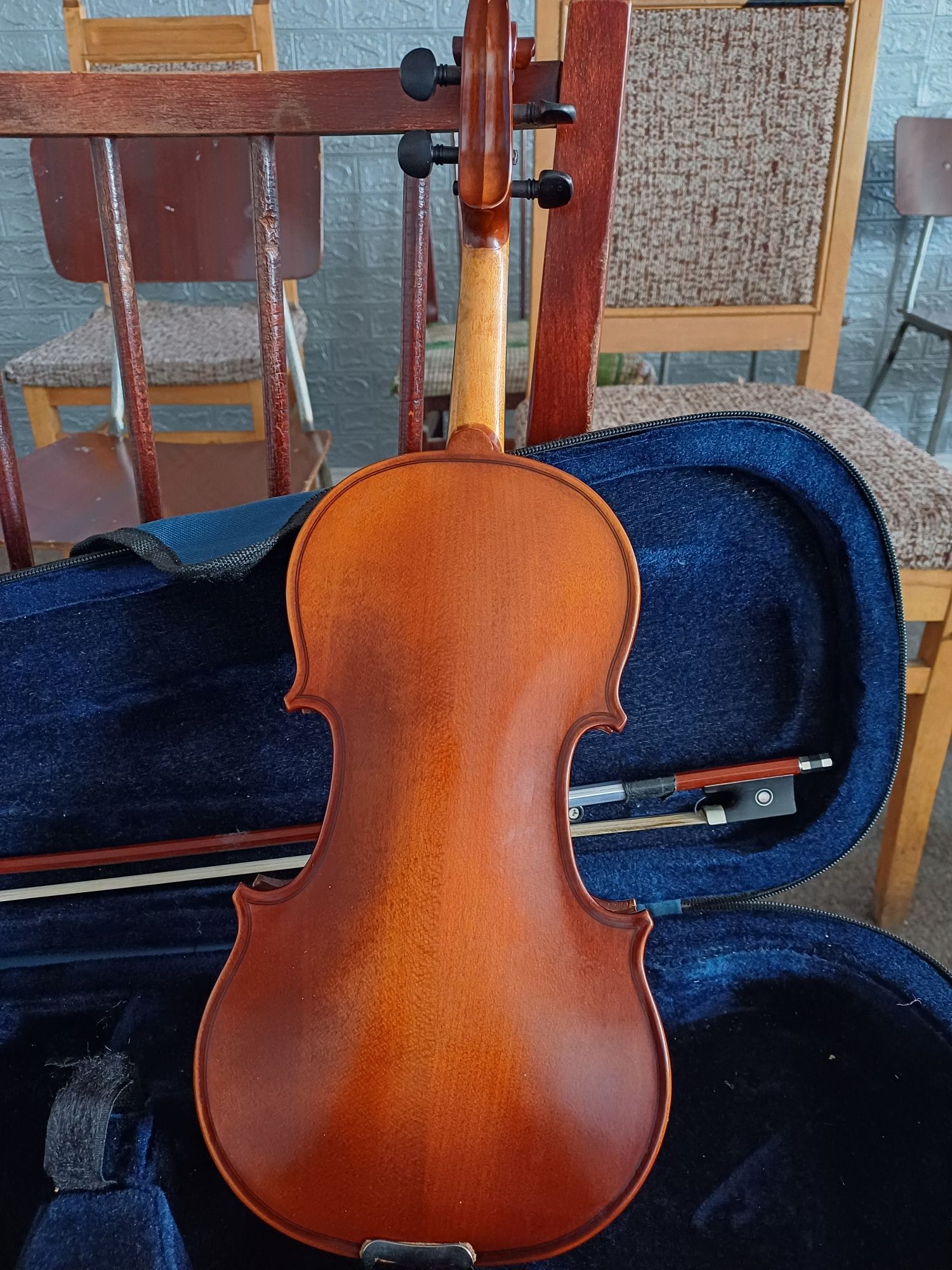 Vând vioara din lemn 1/4 preț 300 ron cu arcus corzi și cutie