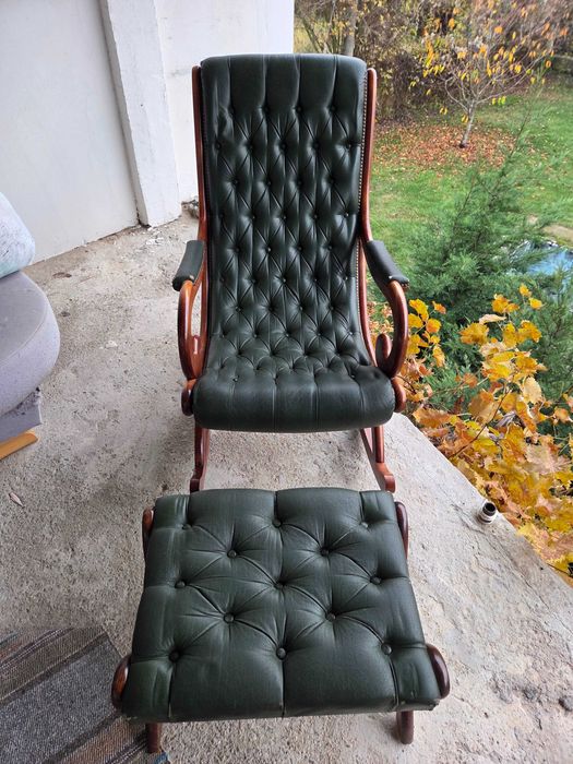 Красив люлеещ стол честърфийлд с табуретка !