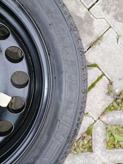 Vând anvelopa cu tot cu janta.