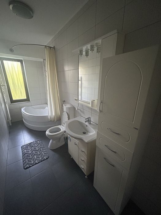 Apartament cu 2 camere, bucatarie decomandata, parcare in curte