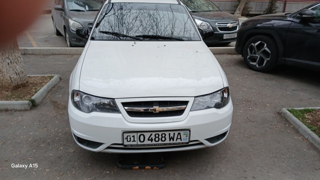 Нексия 2 белого цвета 2015 г.