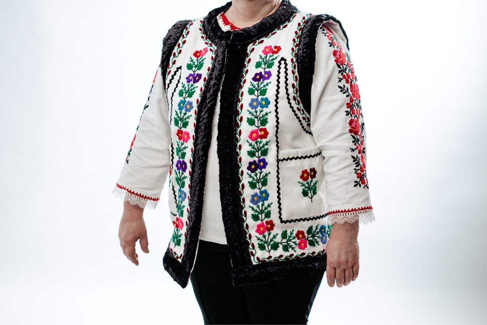 Veste cu motive traditionale, cusute manual