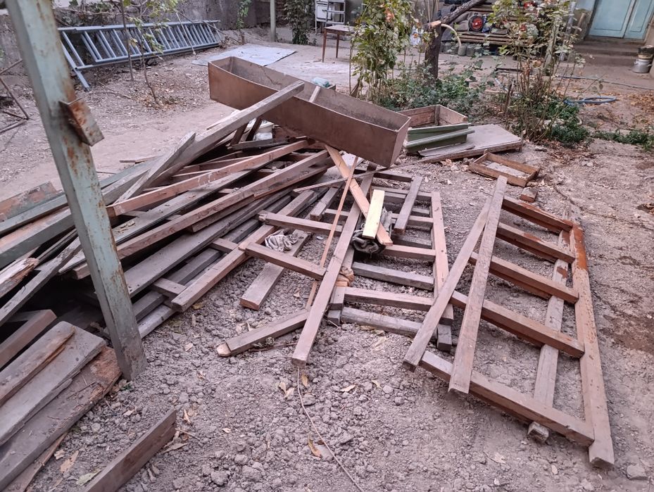 Срочно!! Продам деревянные доски,дрова и диван