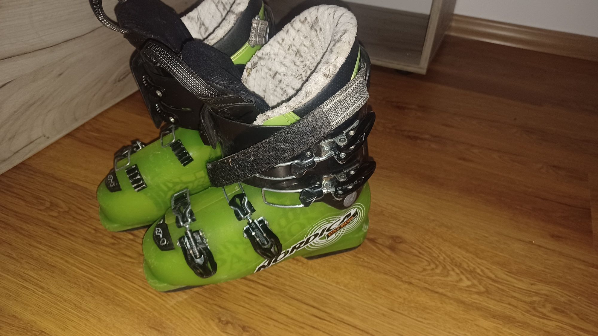 Обувки ,автомати и ски за дете