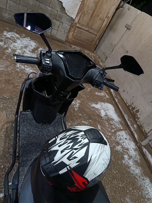 Skuter Tesla mator kuchi 1000W
