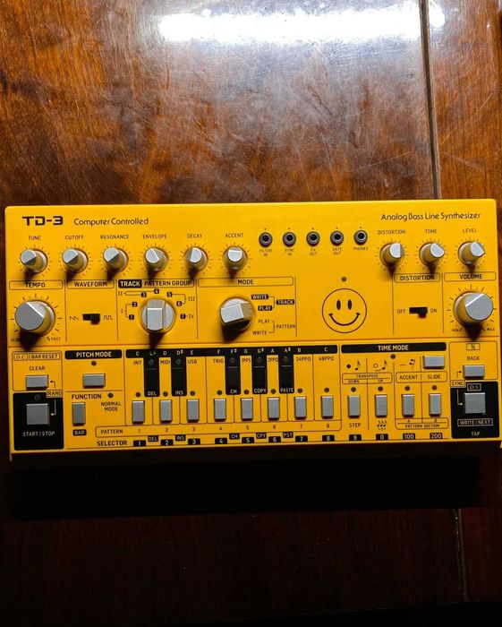 Синтезатор Behringer TD-3 с педалью MXR distortion +