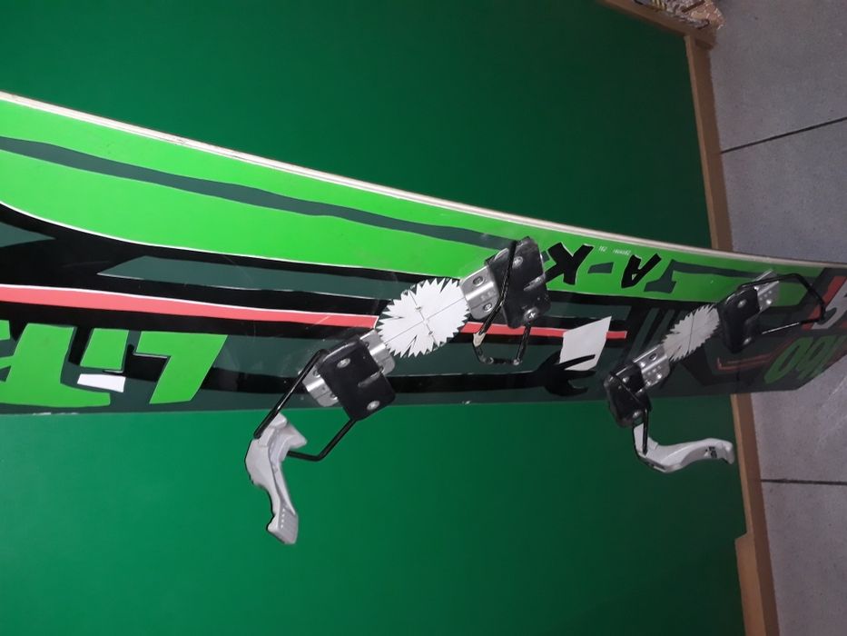 Clăpari, schiuri, ochelari, bețe, cască ski