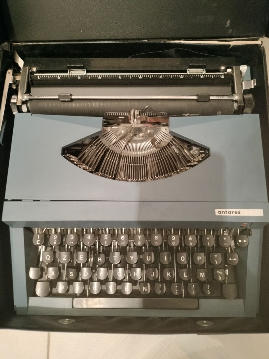 Mașina de scris veche